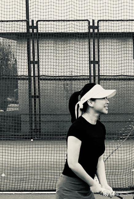 朱珠晒打网球照 素颜出镜青春有活力