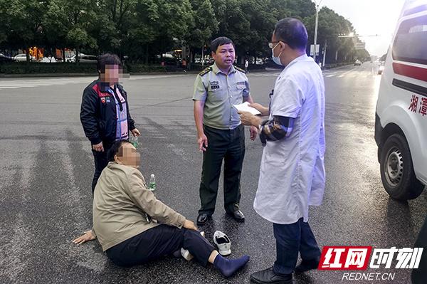 湘潭：老人十字路口摔倒 武警少校路过紧急救助