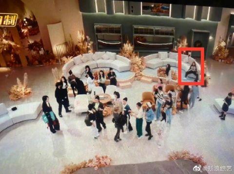 蔡卓妍在《乘风破浪》的坐姿被抓包 霸道总裁式坐姿太可爱
