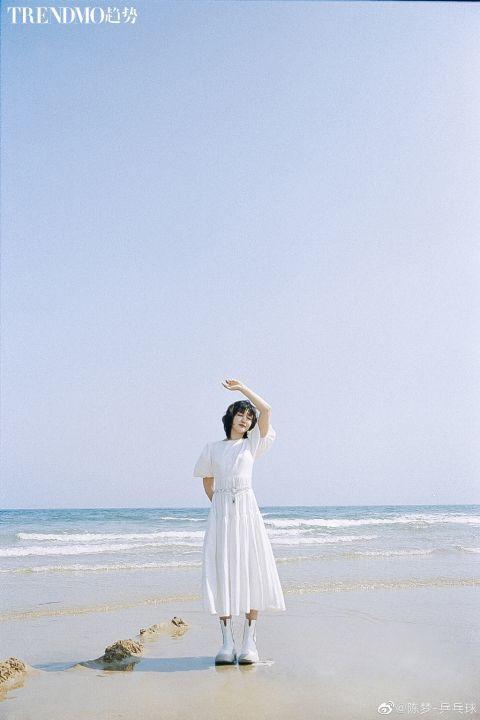 陈梦海边胶片风大片释出 身穿白色镂空心形裙少女感爆棚