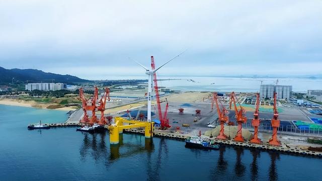 国内首台深远海浮式风电装备起航 重庆企业设计制造的“扶摇号”完成总装