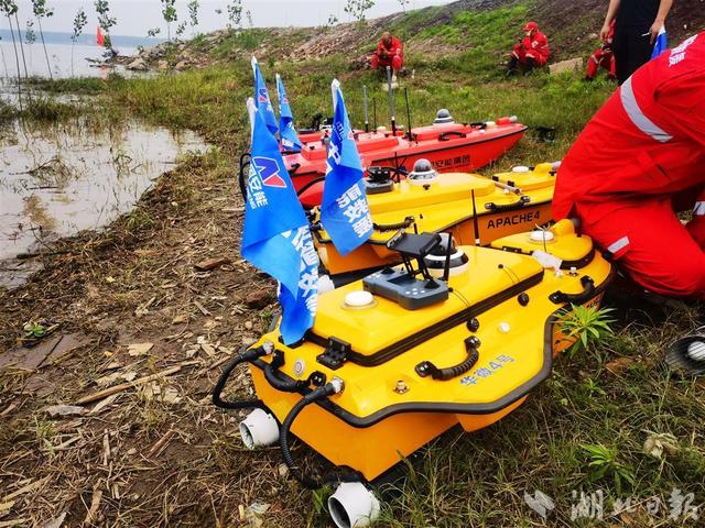 无人测量船、砂石智控打包机……高科技助力长江防汛抢险演练