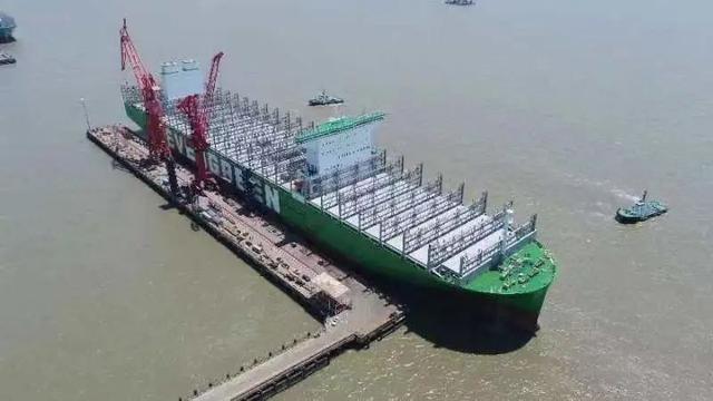 世界最大中国首艘24000TEU超大型集装箱船试航凯旋