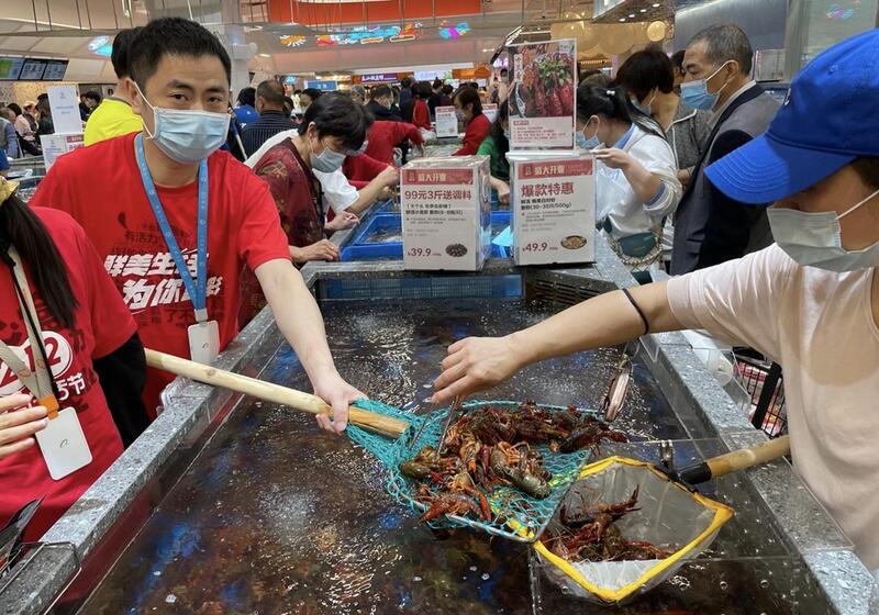 盒马启动“夜肆”促复市！上海会员延期66天，小龙虾、生蚝配送到家