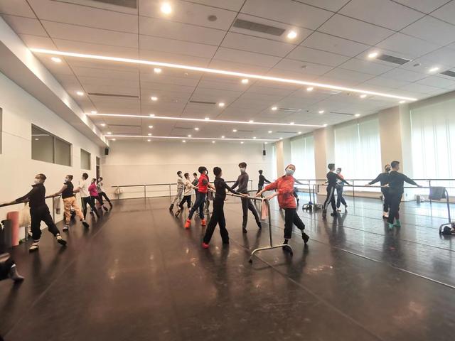 口罩芭蕾翩然起舞！记者探班上海芭蕾舞团复工后的第一堂课