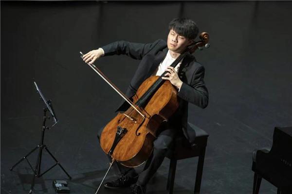 刚刚，中国大提琴家陈亦柏摘下比利时伊丽莎白女王音乐比赛银奖