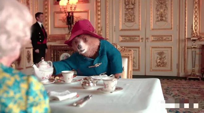 96岁英女王携手帕丁顿熊出演真人动画片，网友：天哪，太可爱了