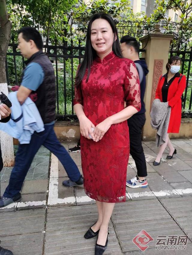「直击2022高考」母亲穿上旗袍，给孩子助威