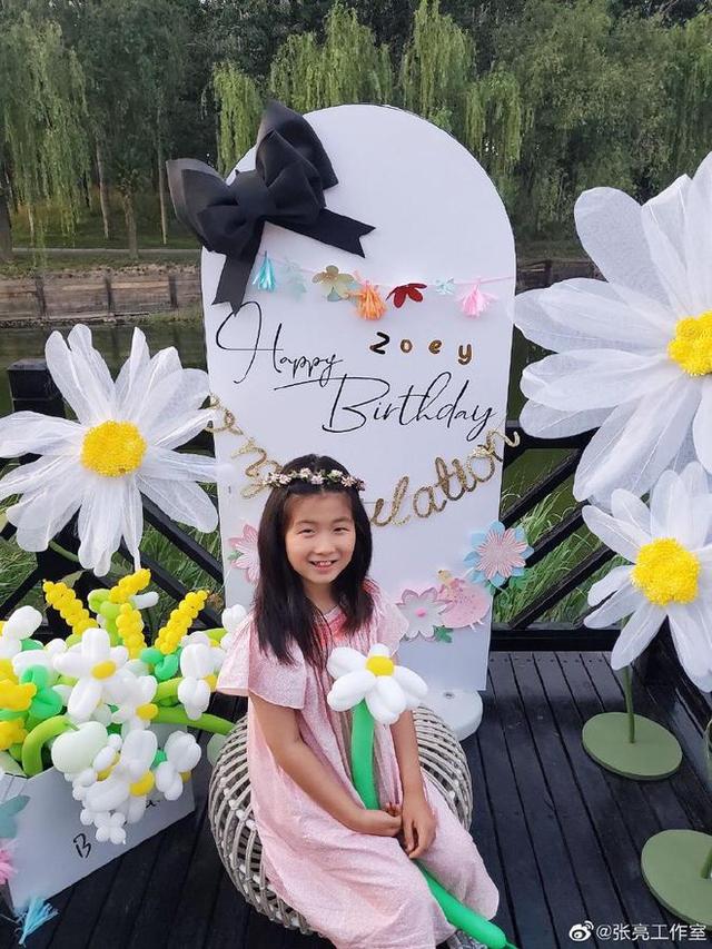 张亮女儿庆7岁生日 穿粉色裙子头戴花环 可爱又软萌