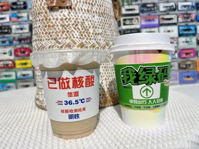 崇明这家咖啡屋，推出的创意杯套有点意思