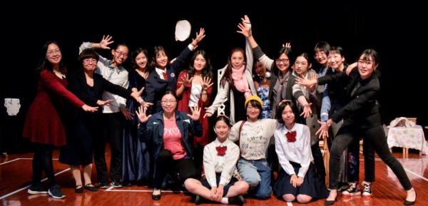 在上海，一位高中老师带着一群“05后”，创作了一部音乐剧