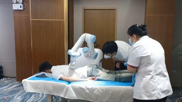 广州首创！智能机器人会推拿按摩，协助治疗脊柱疾病