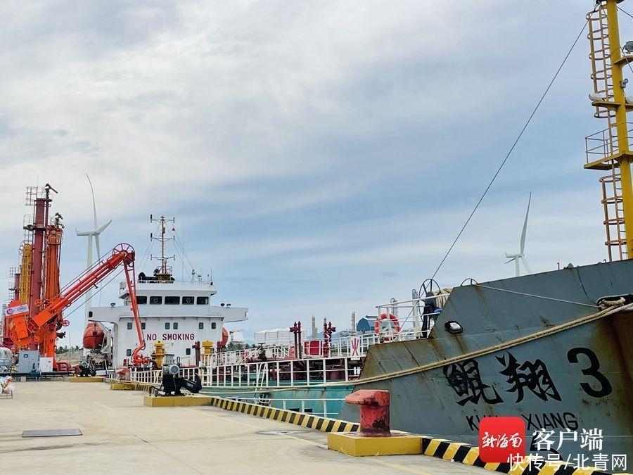 全球首台套智能船用装卸臂在八所港完成首船作业