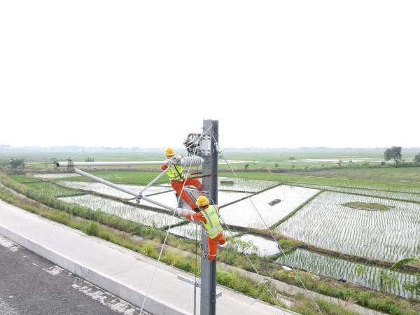 中国高铁接触网装备首次出口海外，今天成功安装