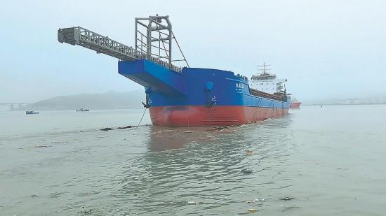国内首批两艘入级CCS检验的万吨级电力推进沿海自卸砂船顺利下水