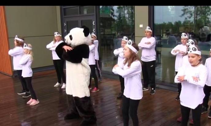 芬兰合唱团为大熊猫演唱《但愿人长久》 盘点各国对“滚滚”的礼遇