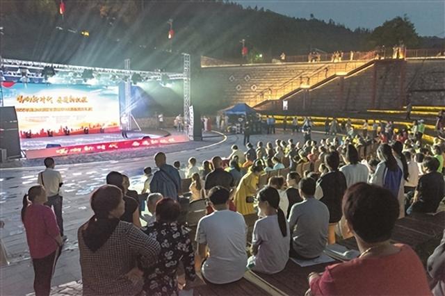 盛夏的郊区西南舁乡，乡土节目让当地百姓享受到了不一样的视听体验——农民歌手唱响“舁上好声音”