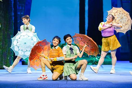 新民艺评丨终于有了一部适合孩子们的音乐剧：满江参演的《天生一对》中文版