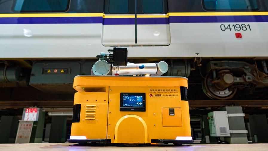 上海高温天，机器人“瓦力”钻入地铁列车底部，一举一动牵动行业