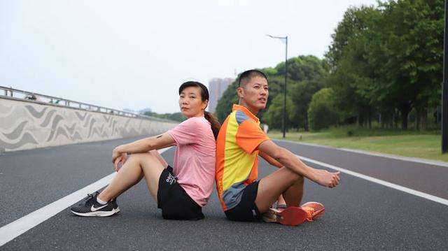 太甜！七夕节，杭州这个社区为爱跑步的夫妻档拍了一组大片！时光不老，我们一起牵手跑到老