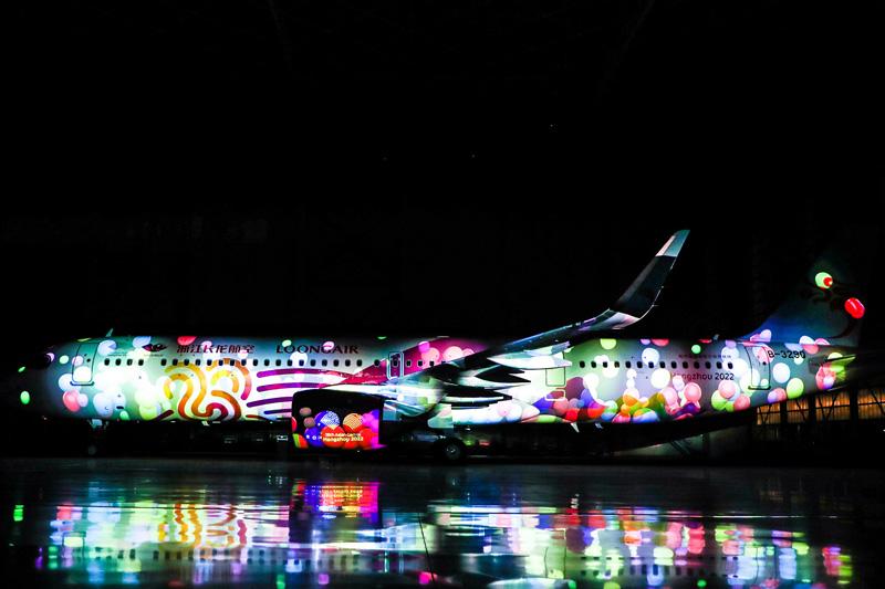 长龙航空“亚运号”火炬主题彩绘飞机亮相