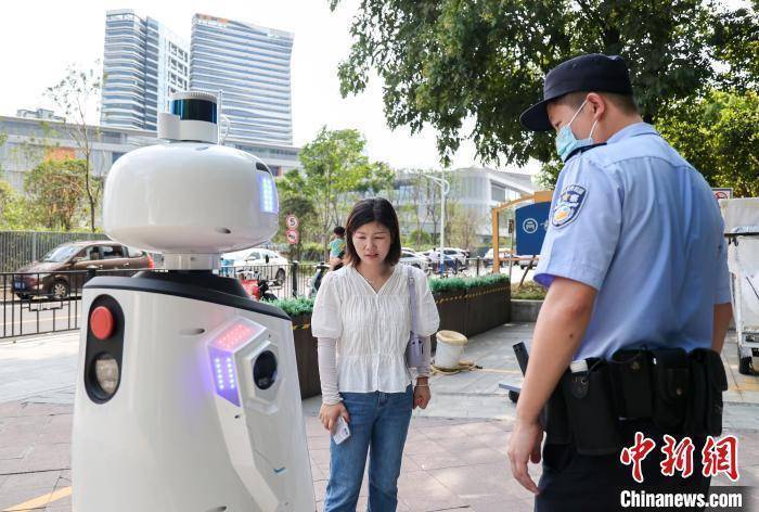 智慧警用机器人亮相杭州街头