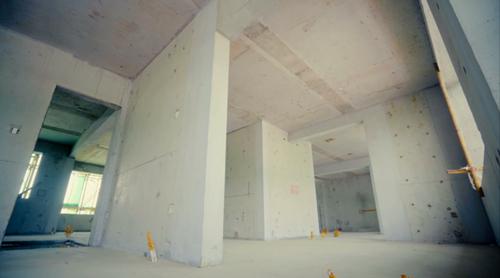 装配率高达64%！全国首个实现“墙柱梁板全预制、地上地下全装配”装配式项目完成封顶