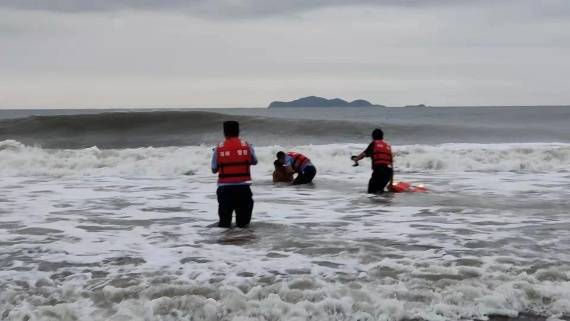 民警操控水上救生机器人救回溺水男孩
