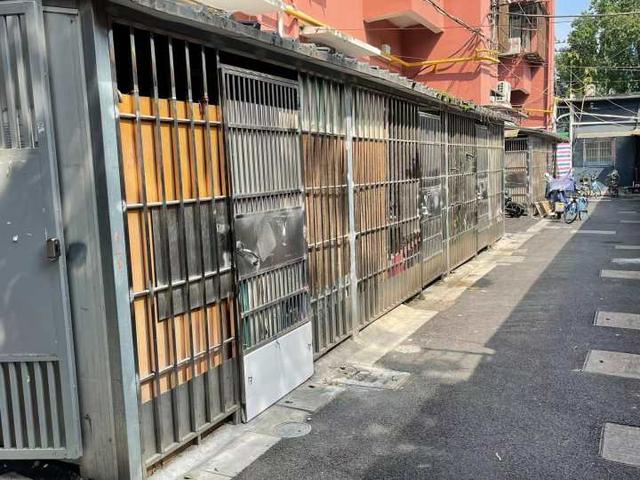 记者帮｜杭州一闹市老小区，野猫总在非机动车库里方便，居民真不方便