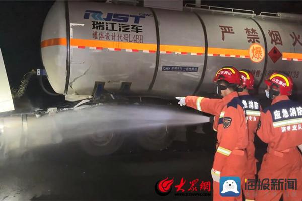 强行超车酿车祸 滨州消防紧急救援