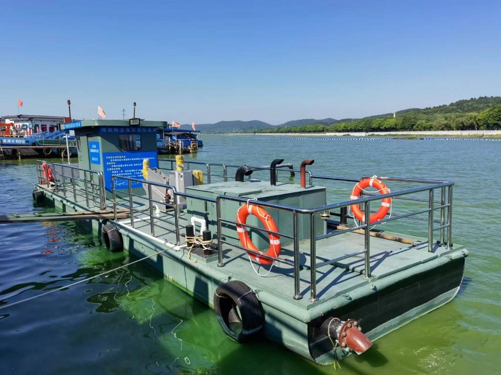智能蓝藻微能耗加压控藻船在无锡太湖下水