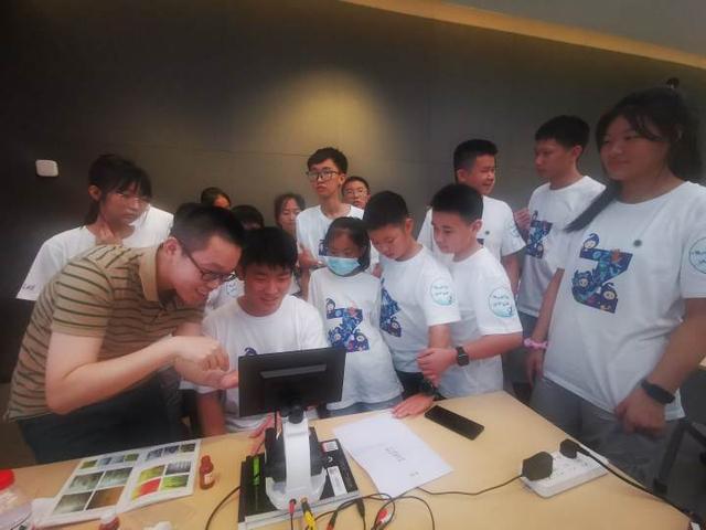 中小学生“漫游”之江实验室 黑科技有哪些神奇魔力？