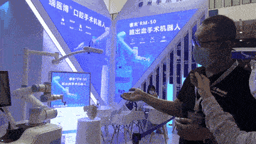 新华全媒+丨探访“机器人+智慧医疗”专题展区