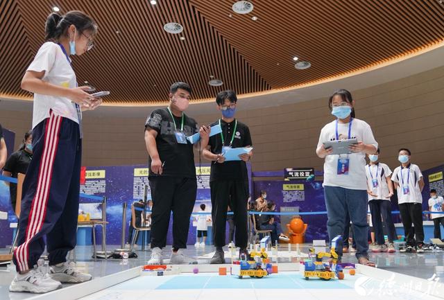 “点燃”孩子的科技梦想！德州举办首届青少年科技节机器人大赛
