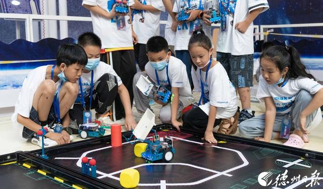 “点燃”孩子的科技梦想！德州举办首届青少年科技节机器人大赛