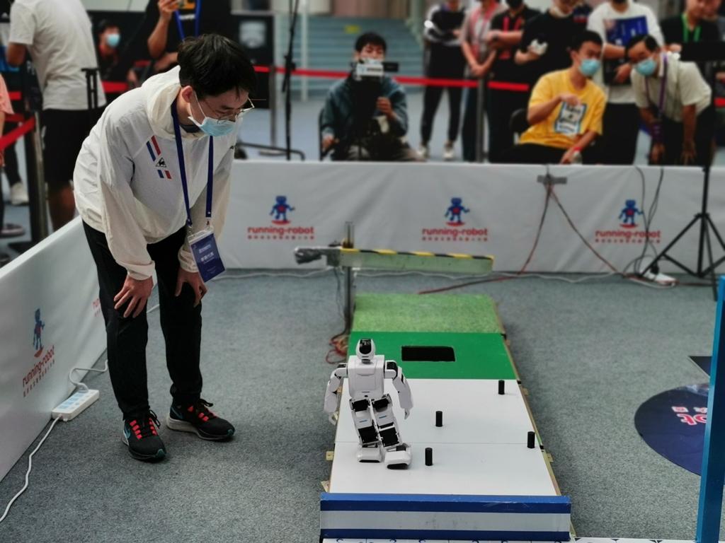 翻跟头过障碍绕陷阱,2022国际自主智能机器人大赛开赛