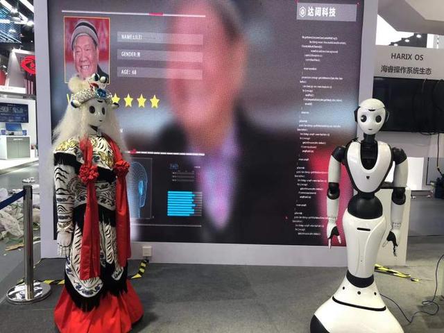 在上海世博方舱里送过餐，也会京剧对打戏，还能煮咖啡，机器人的元宇宙是这样的｜世界人工智能大会