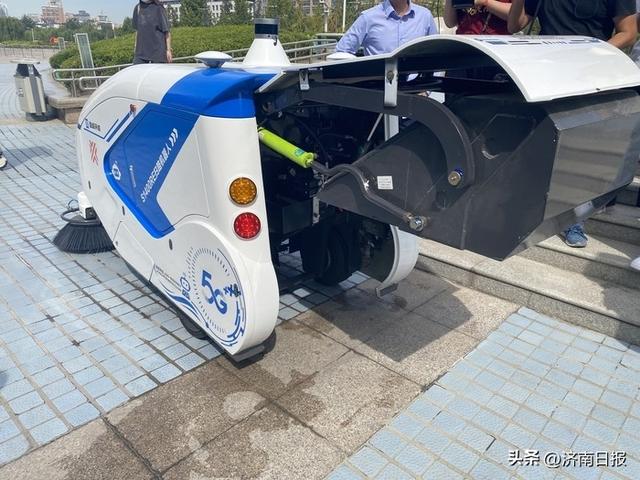 济南首台无人驾驶清扫机器人亮相泉城广场