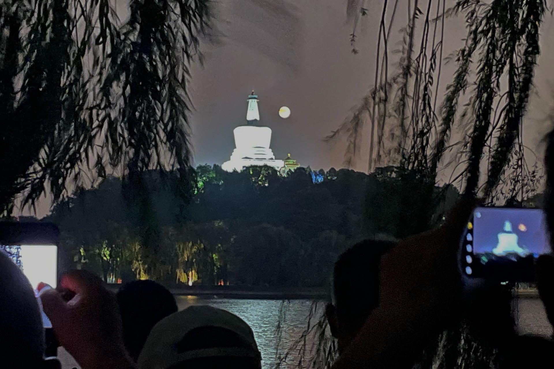 “海”上升明月!中秋夜,在北海公园看月亮爬上来,美图来了