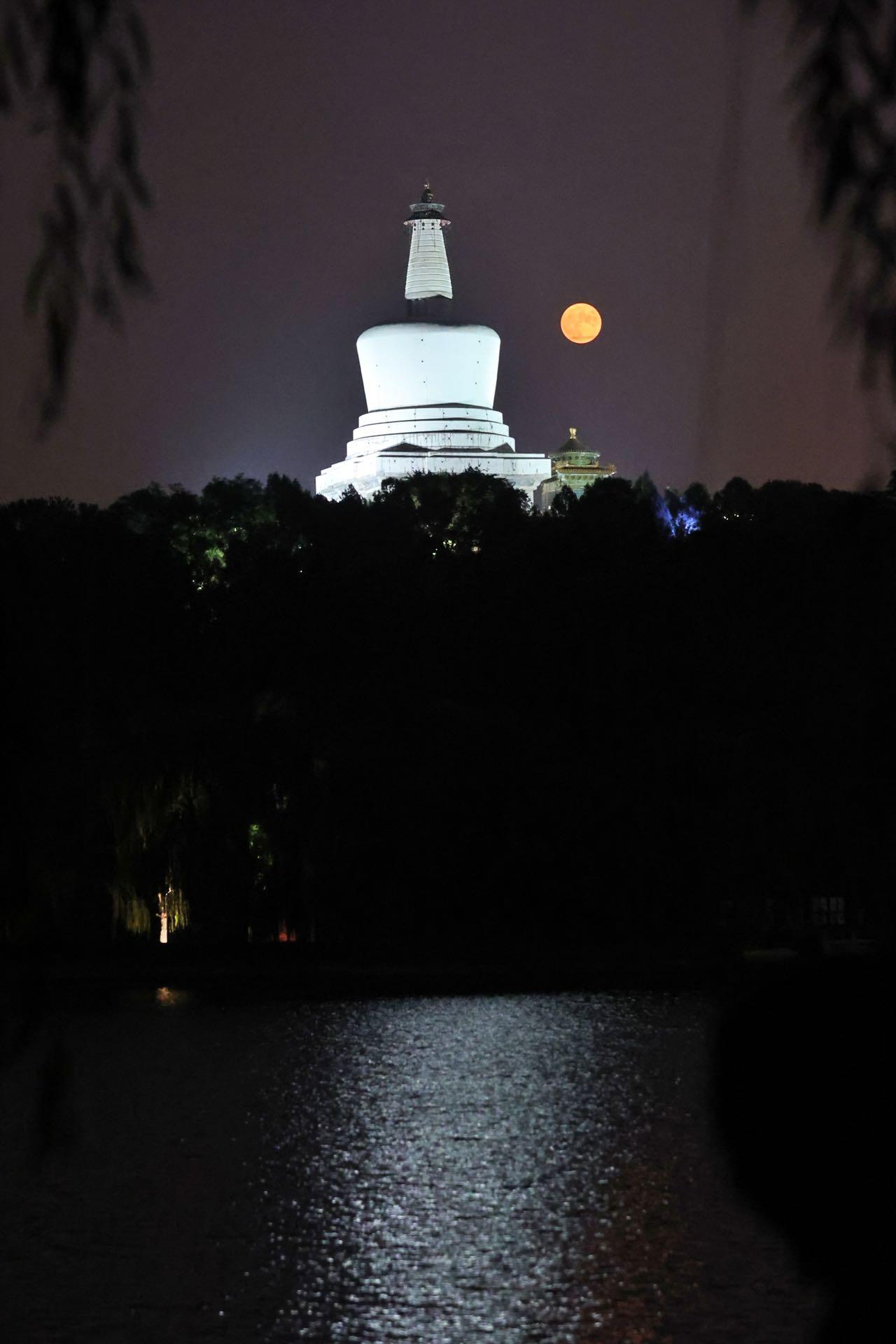 “海”上升明月!中秋夜,在北海公园看月亮爬上来,美图来了