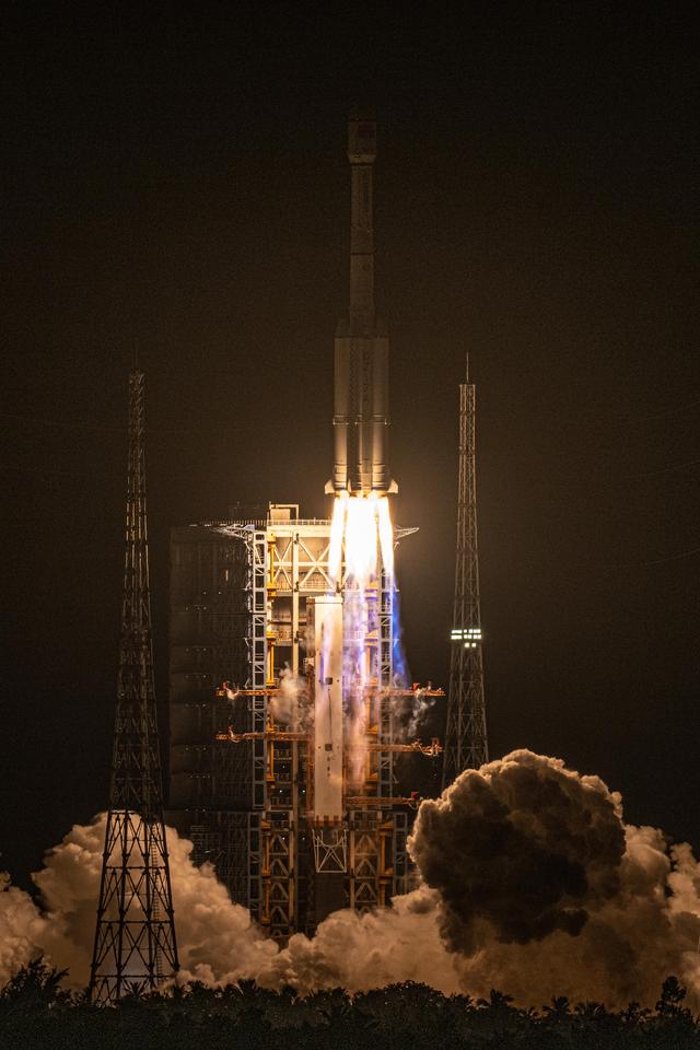 （科技）我国成功发射“中星1E”卫星(2)