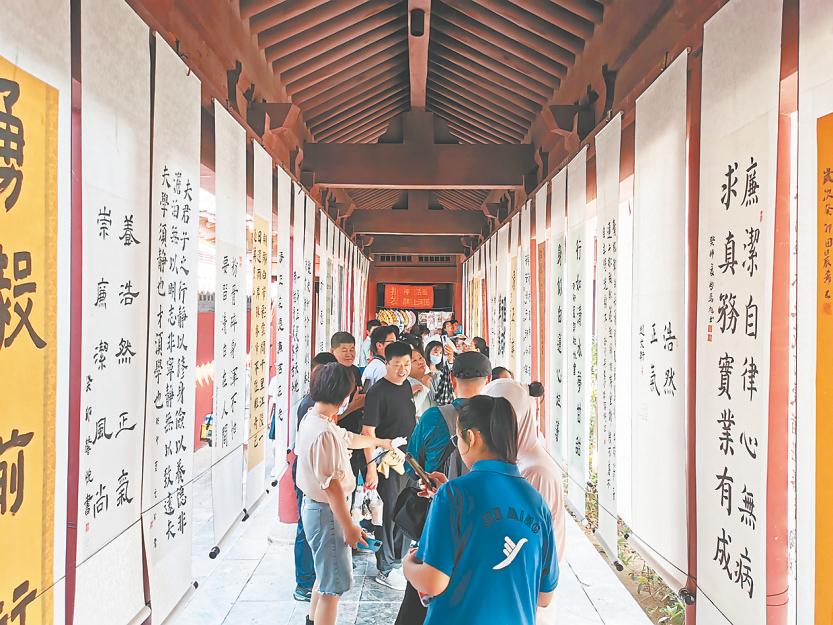 开封师生开封府里“书清廉”(图2)