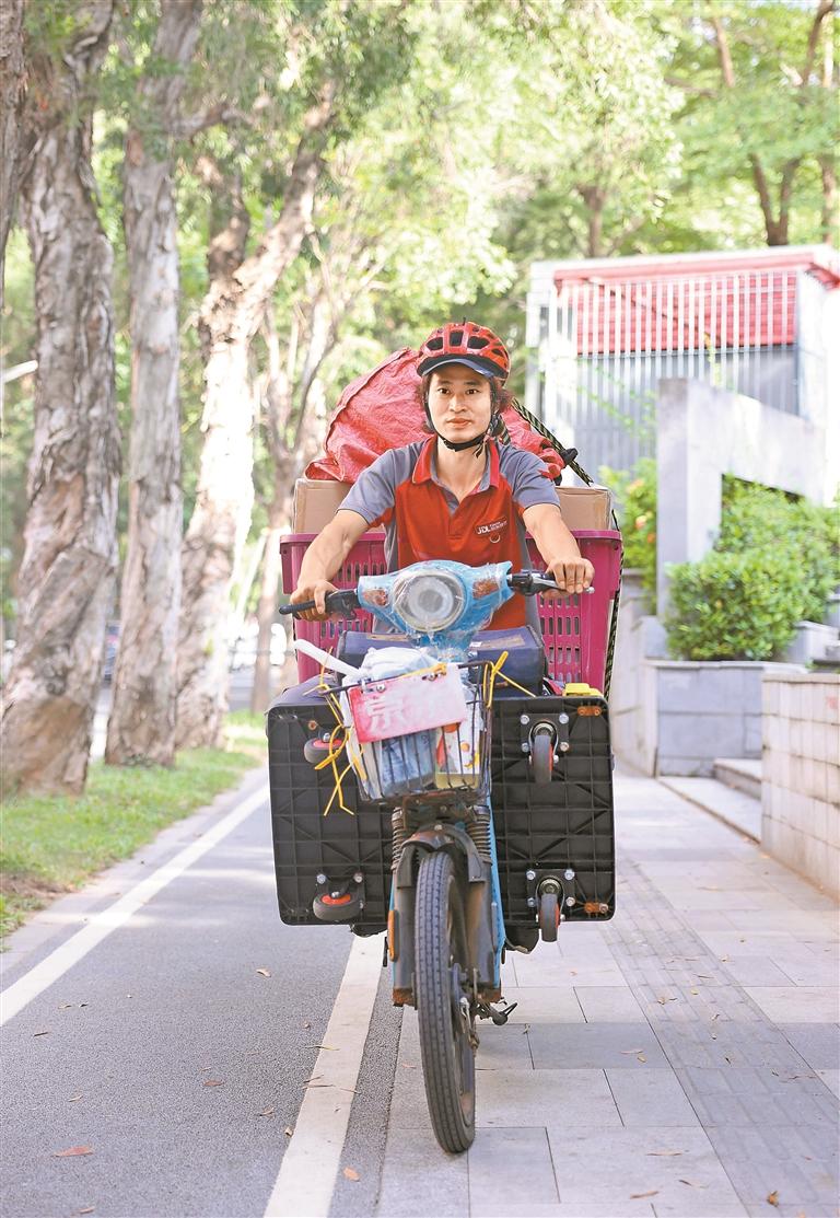 快递小哥李辉的别样假期：闲时以琴会友 忙时奔波于途(图4)