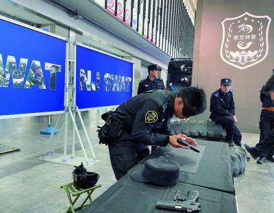 蒙上眼睛30秒拆装枪  220公斤轮胎瞬间翻面(图2)