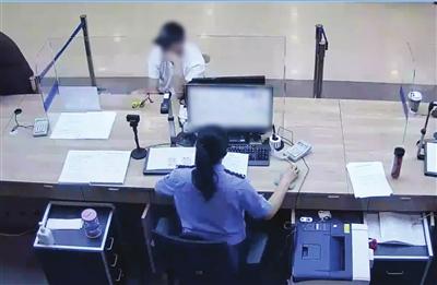 在逃人员办出入境证件当场被抓(图)(图2)
