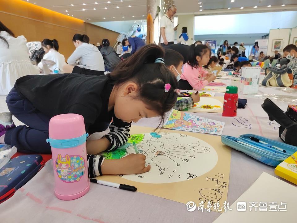 近300名儿童执笔绘山海！烟台市举办庆“六一”少儿书画活动(图3)