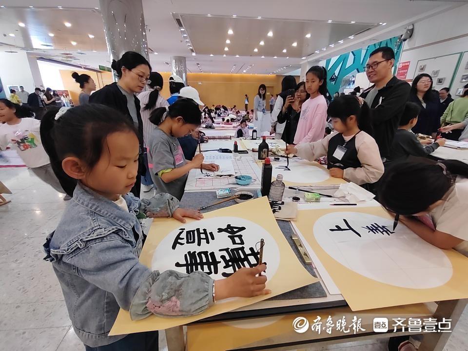 近300名儿童执笔绘山海！烟台市举办庆“六一”少儿书画活动(图4)