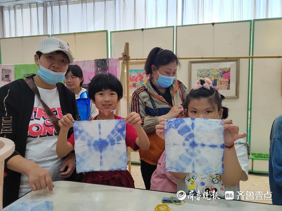近300名儿童执笔绘山海！烟台市举办庆“六一”少儿书画活动(图5)