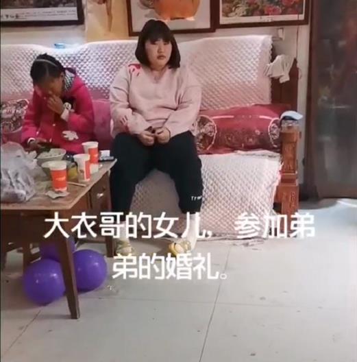 大衣哥一家聚餐被拍，亲口承认自己就是大衣哥女儿