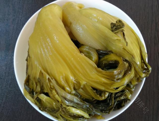 醃酸菜的做法:備用食材:芥菜6顆,淘米水一大盆,玻璃瓶一大個;製作過程